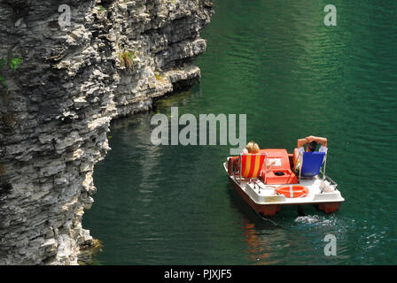 Arsiè, Venetien, Italien. corlo See. Ein Paar auf ein Tretboot. Stockfoto