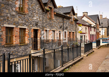 Irland, Co Leitrim, Manorhamilton, Castle Street, neu gebaute Häuser mit Eingang Brücken von Pflaster Stockfoto