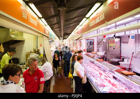 Besetzt Lebensmittelmarkt in Barcelona mit Tapas Bar Stockfoto