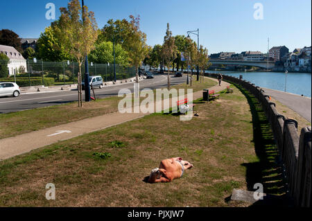 Der Boulevard Isabelle Brunell Promenade entlang der Maas in Namur (Belgien, 09/09/2013) Stockfoto