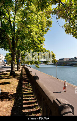 Die Rue des Quatre Fils Aymon Promenade entlang der Maas in Namur (Belgien, 09/09/2013) Stockfoto