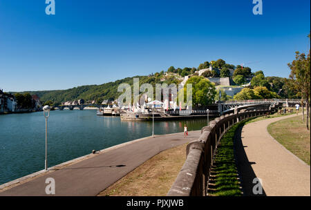 Die Rue des Quatre Fils Aymon Promenade entlang der Maas in Namur (Belgien, 09/09/2013) Stockfoto