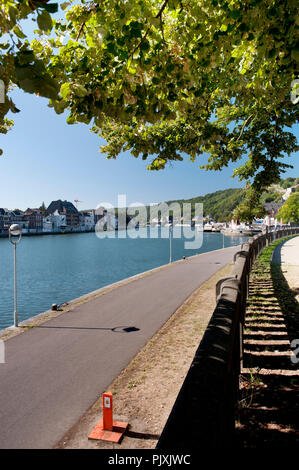 Die Rue des Quatre Fils Aymon Promenade entlang der Maas in Namur (Belgien, 09/09/2013) Stockfoto