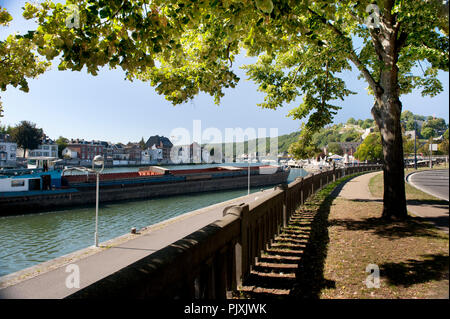 Die Rue des Quatre Fils Aymon Promenade entlang der Maas in Namur (Belgien, 09/09/2013) Stockfoto