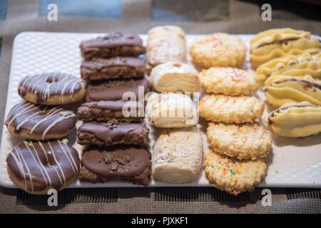 Tolles Essen und Leckereien und mit Käse und Biscuits Stockfoto