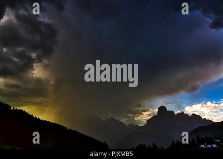 Sturm, Wolken und Regenschauer auf den Bergen von Alta Badia im Sommer Sonnenuntergang, Corvara in Badia - Trentino-Südtirol, Italien Stockfoto