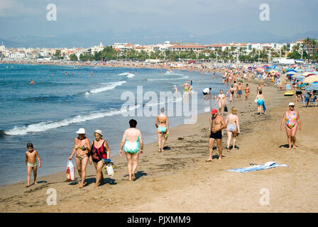 Menschen zu Fuß am Strand entlang, Spanien Stockfoto