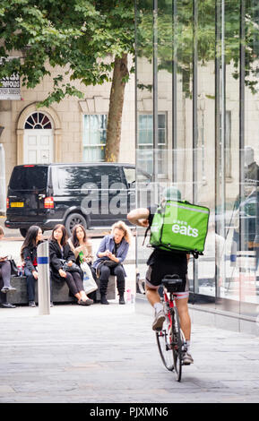 Uber isst Lieferung Junge sein Fahrrad sammeln, Bristol, England, Großbritannien Stockfoto