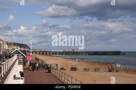 Die Strandpromenade und der Strand von Hastings East Sussex UK Stockfoto