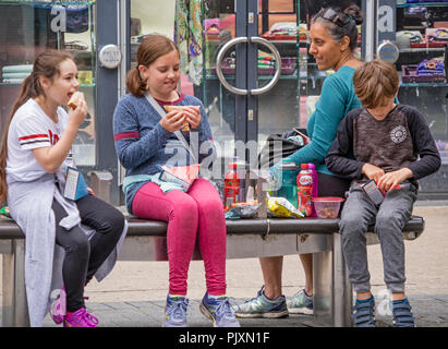 Kinder essen Shop fast food beim Einkaufen in Bristol, England, Großbritannien Stockfoto