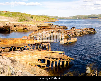 Versunkene alte hölzerne Fischerboote in Teriberka, Murmansk, Russland Stockfoto