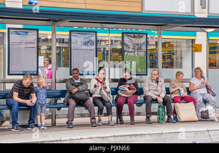 Die Menschen warten auf einen Bus, Bristol, England, Großbritannien Stockfoto