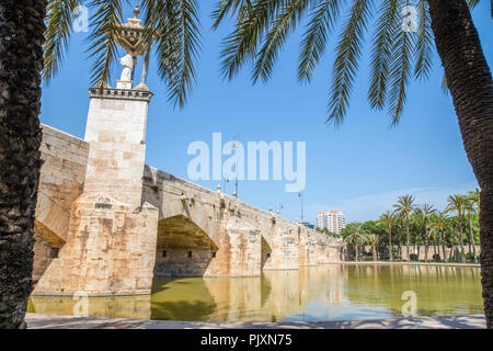 Puente del Mar, eine der fünf alten mittelalterlichen Brücken über den Fluss Turia in Valencia, Spanien. Das Flussbett ist jetzt angelegten Gärten und Teiche. Stockfoto