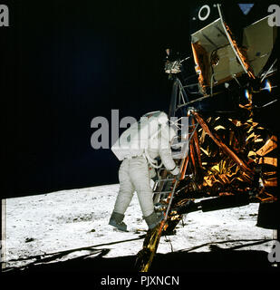 Der Mond - (Datei) - Apollo 11 Lunar Module pilot Edwin Aldrin klettert die Leiter hinunter, um die Oberfläche des Mondes als Kommandant Neil Armstrong Fotografien seine Abstammung. Aldrin betraten die Oberfläche am Sonntag, Juli 20, 1969, 11:15 EDT und wurde der zweite Mensch auf dem Mond zu spazieren. Credit: NASA über CNP/MediaPunch Stockfoto