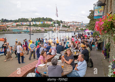 Menschen entspannen im Cottage Inn auf der Hafenpromenade, den Hafen von Bristol in Bristol, England, Großbritannien Stockfoto