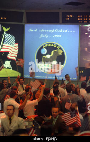 Houston, TX - (Datei) - Überblick über die Mission Operations Control Room (Mocr) im Mission Control Center (MCC), Gebäude 30, bemannte Raumfahrzeuge Center (MSC), die Flight Controller feiert die Wasserung und den Erfolg der Apollo 11 Mondlandung Mission am Donnerstag, 24. Juli 1969. Credit: NASA über CNP/MediaPunch Stockfoto