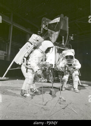 Houston, TX - (Datei) - Zwei Mitglieder der Apollo 11 Mondlandung Mission in einer Simulation von Bereitstellung und Verwendung der lunaren Werkzeuge auf der Oberfläche des Mondes während einer Übung am 22. April 1969 teil. (Astronaut Buzz Aldrin Jr. auf der linken Seite), Lunar Module Pilot, verwendet eine Schaufel und Zange, eine Bodenprobe zu holen. A. in der Astronaut Neil Armstrong, Commander der Apollo 11, hält eine Tasche, die Probe zu erhalten. Im Hintergrund ist eine Landefähre mockup. Credit: NASA über CNP/MediaPunch Stockfoto