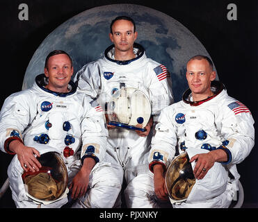 Houston, TX - (Datei-) - Porträt der erstklassige Besatzung der Apollo 11 lunar landing Mission am 1. Mai 1969. Sie sind von links nach rechts: Commander, Neil A. Armstrong, Befehl Modul-Pilot, Michael Collins und Pilot der Mondlandefähre, Edwin E. Aldrin Jr. Am 20. Juli 1969 um 16:18 genannt EDT die Mondfähre "Eagle" in einer Region des Mondes landete Mare Tranquillitatis, auch bekannt als das Meer der Ruhe. Nach der Sicherung sein Raumschiff, Armstrong zurück zur Erde gefunkt: "Houston, Tranquility Base hier, der Adler ist gelandet". Bei 22:56 am selben Abend und Zeuge von einem weltweiten tel Stockfoto