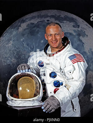 Houston, TX-Datei Foto - Portrait von Edwin E." "Buzz" Aldrin, Jr., Lunar Module (LM) Pilot von Apollo 11 Mondlandung Mission am 1. Mai 1969 berücksichtigt. Apollo 11 war zum zweiten und letzten Reise Aldrin zum Raum. Zuvor war er pilotiert der Gemini 12 Mission am 11. November 1966. Auf dieser Mission Aldrin abgeschlossen 5 1/2 Stunden Extra Vehicular Activity (EVA). Apollo 11 wurde am 16. Juli 1969. Aldrin wurde der zweite menschliche Fuß auf dem Mond am 20. Juli 1969 eingestellt. Credit: NASA über CNP/MediaPunch Stockfoto