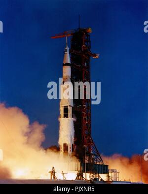 Die Saturn V Rakete, die die Apollo 11 Satelliten in den Weltraum ...