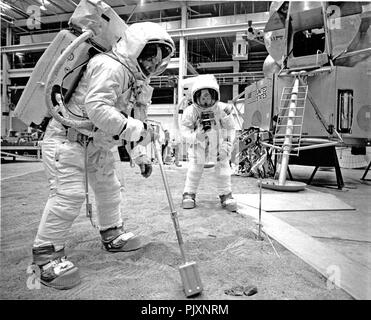 Houston, TX - (Datei) - Apollo 11 Lunar Module (LM) Pilot Edwin E." "Buzz" Aldrin, Vorderseite und Raumschiff Kommandant Neil Armstrong, hinten, Praxis Mondoberfläche Aktivitäten auf die bemannte Raumfahrzeuge Center, Houston, Texas am Freitag, 18. April 1969. Aldrin ist mit einer Schaufel, um Proben von der Oberfläche sammeln während Armstrong Bilder nimmt. Die Landefähre (LM) ist im Hintergrund. Die Astronauten sind im Weltraum entspricht. Atmen Sauerstoff, Druck und Temperatur werden durch Rucksäcke zur Verfügung gestellt. Apollo 11 wurde am 16. Juli 1969 und sicher zur Erde zurückgekehrt ist am 24. Juli 1969. Credit: NASA v Stockfoto