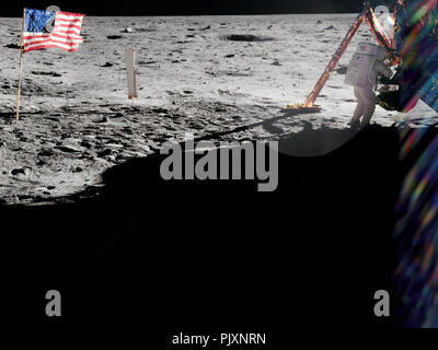 Der Mond - (Datei) - Apollo 11 Astronauten auf der Erde ausgebildet einzelnen Fotos nacheinander zu nutzen, um eine Reihe von Frames, die in Panoramabilder montiert werden können. Die in diesem Rahmen vom Panorama der Aldrin von der Apollo 11 Landestelle ist das einzig gute Bild von Mission commander Neil Armstrong auf der Mondoberfläche am 20. Juli 1969 entnommen. Dieses Bild ist Teil des Buches "Apollo: Durch die Augen der veröffentlichten der Astronauten zum 40. Jahrestag der ersten bemannten Mondlandung am 20. Juli 1969 zu gedenken. Credit: NASA über CNP/MediaPunch Stockfoto