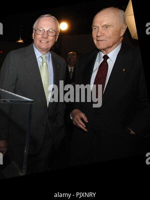 NASA-Administrator Michael Griffin überreichte die NASA Ambassadors of Exploration Auszeichnung an Neil Armstrong (links) auf 18. April 2006 in Cincinnati, Ohio. Rechts ist die ehemalige Preisträger John Glenn. Armstrong erhielt die Auszeichnung, die ein Mondgestein zu erkennen, die Opfer und die Hingabe der Astronauten und andere, die waren Teil der Mercury, Gemini und Apollo-Programme enthält. Ein ehemaliger Marineflieger, NASA-Testpilot und Kommandant von Apollo 11, wurde Armstrong der erste Mensch, der jemals ein Raumschiff auf dem Mond und der erste Schritt auf dem Mond landen. Armstrongs Award erscheint die Cinci Stockfoto