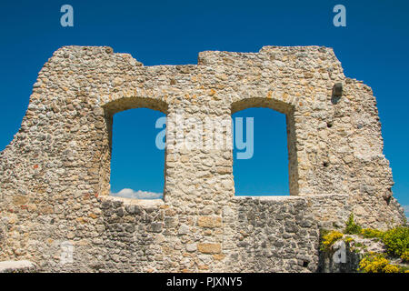 Windows Löcher in der alten Ruine der mittelalterlichen Festung, Samobor, Kroatien Stockfoto