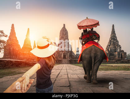 Touristen mit einem Elefanten im Wat Watthanaram Tempel in Ayutthaya Historical Park, einem UNESCO-Weltkulturerbe in Thailand Stockfoto