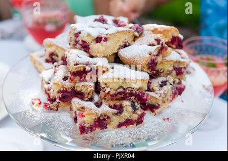 Home Cherry Pie am Buffet im Freien Stockfoto