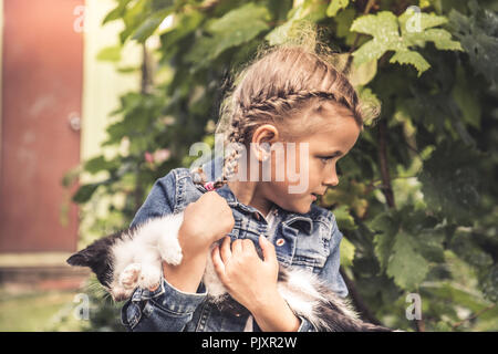 Schöne Kind Mädchen spielen Pet kitty Konzept Tiere Pflege Stockfoto