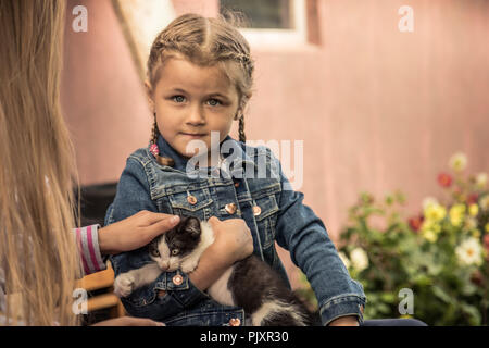 Schöne Kind Mädchen, dass PET-Kätzchen Konzept Tiere Pflege Stockfoto