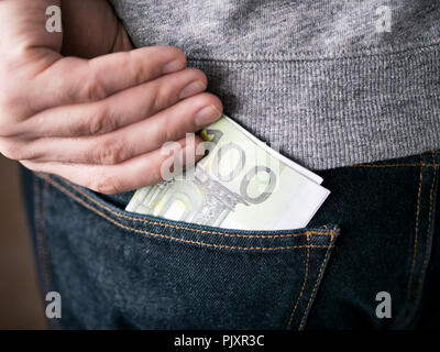 Seine Hand Euro in Jeans Tasche oder Jackentasche Stockfoto