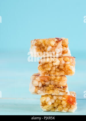 Scheiben von Müsli bar mit weißer Schokolade auf Cerulean blauen Hintergrund. Selektive konzentrieren. Platz kopieren Stockfoto