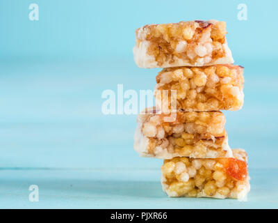 Scheiben von Müsli bar mit weißer Schokolade auf Cerulean blauen Hintergrund. Selektive konzentrieren. Platz kopieren Stockfoto