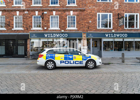 Britische Polizei Auto in der Straße geparkt Stockfoto