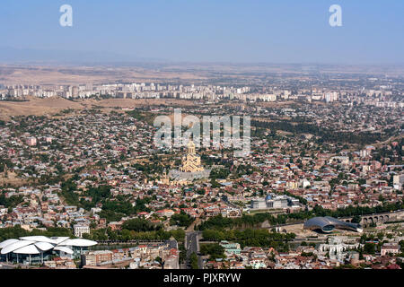 Eine Stadt scape Ansicht von Tiflis, der Hauptstadt von Geogria. Zentrale der Ansicht ist Tsminda Sameba Kathedrale oder die Dreifaltigkeitskirche von Tiflis. Stockfoto