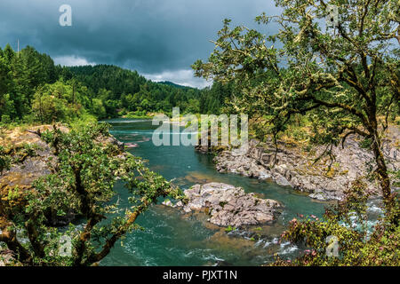 Zusammenstoßenden Flüsse Point, wo die Umpqua River und dem Little River treffen, uns die Route 138, Oregon, Glide, Umpqua National Forest, USA Stockfoto