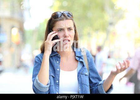 Verwirrt Frau Negativ Handy Gespräch auf der Straße Stockfoto
