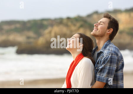 Seitenansicht Portrait von ein glückliches Paar frische Luft zusammen am Strand Stockfoto