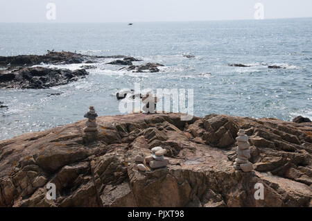 Steine in den Strand von Jandía, Porto District, Portugal gestapelt Stockfoto