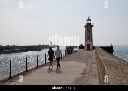 Paar ist bei farolim das Tavira, Porto, Portugal gesehen. Am Rande der Flussmündung des Douro und der Atlantischen Küste von Foz do Douro gelegen. Stockfoto