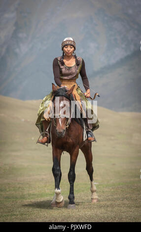 See Issyk-Kul, Kurgyzstan, 6. September 2018: nomad Lady mit einem Bogen und Pfeile auf dem Pferd in der Natur Stockfoto