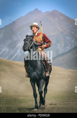 See Issyk-Kul, Kurgyzstan, 6. September 2018: Nomad mit einem Bogen und Pfeile auf dem Pferd in der Natur Stockfoto