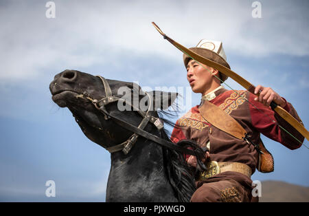 See Issyk-Kul, Kurgyzstan, 6. September 2018: Nomad mit einem Bogen und Pfeile auf dem Pferd in der Natur Stockfoto