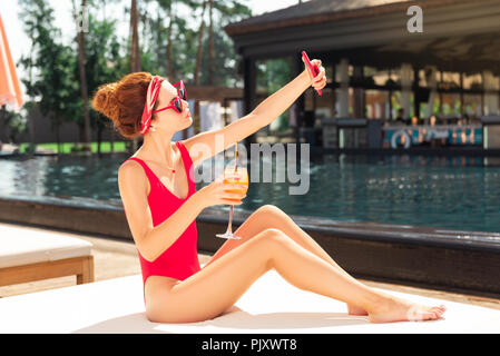 Gerne fröhliche junge Frau eine selfie Stockfoto