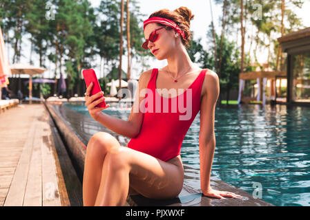 Schöne angenehme junge Frau mit der modernen Smartphone Stockfoto