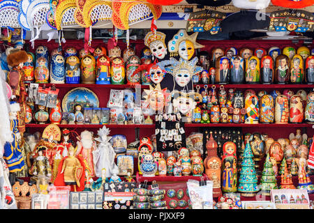 Saint Petersburg, Russland - Januar 15, 2018: Traditionelle Russische Souvenirs, Matrjoschka für Verkauf im Souvenirshop Stockfoto