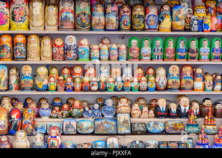 Saint Petersburg, Russland - Januar 15, 2018: Traditionelle Russische Souvenirs, Matrjoschka für Verkauf im Souvenirshop Stockfoto