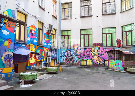 Saint Petersburg, Russland - Januar 16, 2018: Graffiti an der Wand auf der Straße im art-center Puschkinskaja 10 Stockfoto